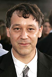 How tall is Sam Raimi?